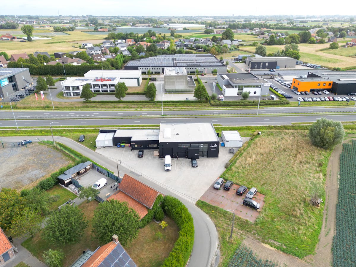 Bedrijfsgebouw langs de Ring/R32 van Roeselare. - foto 1