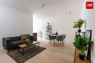 Op een toplocatie in het hart van Gent verwelkomt Huidevetterskaai 21 u in een stijlvol appartement dat recent met oog voor detail werd gerenoveerd.<br /><br />De ligging is zonder meer een grote troef. Op wandelafstand bevinden zich zowel het Baudelopark als het bruisende historische centrum van Gent, waardoor u geniet van alle troeven die de stad te bieden heeft.<br /><br />Op het gelijkvloers bevindt zich een ruime en lichtrijke leefruimte met een prachtige open keuken, die rechtstreeks uitgeeft op de gezellige stadskoer. Verder vindt u op deze verdieping een stijlvol afgewerkte badkamer en een ruime slaapkamer met zicht op de stadskoer. Via een elegante trap bereikt u de bovenverdieping, die volledig werd ingericht als een volwaardige tweede slaapkamer.<br /><br />Beschikbaar bij akte!<br /><br />Contacteer Top Vastgoed voor een bezoek op 0475 700 700!