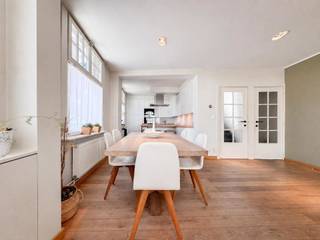<p>** NIEUWE VOORWAARDEN **<br /><br />Halfopen, gerenoveerde stadswoning in het historische hart van Brugge, met een veelzijdige indeling, zuidwestgericht dakterras van 22 m² en vaste parkeerplaats voor de woning.<br /><br />De woning omvat volgende indeling: <br />Gelijkvloers: inkomhal - lichtrijke leefruimte met eetruimte en een volledig uitgerust open keuken met kookeiland - toilet - extra polyvalente ruimte, die naar eigen wens kan worden ingericht als slaapkamer, hobbyruimte, bureau, praktijkruimte of kan ingericht worden tot inpandige garage - afzonderlijke fietsenberging of ontvangstruimte met een eigen toegang tot de straat.<br />Eerste verdieping: zuidwest gericht dakterras (22 m²) met ingemaakte buitenkasten - nachthal - 2 slaapkamers waarvan 1 slaapkamer met dressing en badkamer voorzien van ligbad, douche en enkele lavabo. <br />Tweede verdieping: ruime slaapkamer met een authentieke balkenconstructie die het karakter van de woning extra benadrukt. Daarnaast is er toegang tot een praktische kruipzolder. De mogelijkheid is er om extra sanitair of een bijkomend toilet te installeren.<br /><br />Deze halfopen woning onderging in 2014 een grondige renovatie, waarbij onder meer nieuwe ramen met hoogrendementsbeglazing werden geplaatst en voorzien van rolluiksysteem, een condenserende cv-ketel werd geïnstalleerd en de keuken en badkamer werden gemoderniseerd. Ook het dakterras werd volledig vernieuwd. Mogelijkheid tot plaatsing van zonnepanelen op de achtergevel, met potentieel voor een verdere optimalisatie van de energie-efficiëntie.<br /><br />*** Deze eigendom wordt aangeboden volgens de verkoopmethode ‘startprijs’. De vermelde startprijs vormt geen aanbod tot verkoop, maar geldt als uitnodiging om tot een prijsvoorstel over te gaan. U kunt vanaf deze startprijs een voorstel indienen, dat vervolgens al dan niet door de eigenaar kan worden aanvaard. Heeft u nog vragen over deze verkoopmethode? Neem gerust contact met ons op. ***<br /><br />Voor verdere informatie of vrijblijvend bezoek contacteer Céline op 0476/60 60 23 of mail naar celine@immax.be</p>