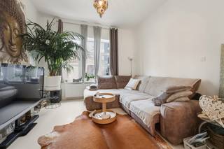 Achter deze karaktervolle gevel schuilt een bijzonder verzorgde woning die comfort, ruimte en een uitstekende ligging moeiteloos combineert. Gelegen in een uiterst rustige straat nabij het centrum van Blankenberge, bevindt zich in de directe omgeving alles wat je nodig hebt.
De woning werd met oog voor detail afgewerkt en is volledig instapklaar. Dankzij drie ruime slaapkamers en twee badkamers biedt ze voldoende plaats voor zowel gezinnen als wie graag gasten ontvangt. In de zuidgerichte buitenruimte geniet je maximaal van de zon.
Het gelijkvloers is ingericht als een open en uitnodigende leefomgeving, waar koken en wonen naadloos in elkaar overvloeien. De keuken is praktisch ingericht en sluit perfect aan bij de ruime eet- en leefruimte.
De verdiepingen zijn logisch en comfortabel ingedeeld. Op het eerste niveau bevinden zich twee volwaardige slaapkamers, een complete badkamer en een apart toilet. De bovenste verdieping werd ingericht als een aparte slaapverdieping met een eigen badkamer, wat extra flexibiliteit biedt in gebruik.
Daarnaast beschikt de woning over een kelder, een zeldzame en bijzonder praktische meerwaarde in deze omgeving. Een eigendom die zich leent voor zowel permanent wonen als een zorgeloos verblijf aan zee.
Op zoek naar een instapklare woning op een toplocatie in Blankenberge? Contacteer Jens voor een bezoek via 0496 41 55 77 of jens@keyimmo.be