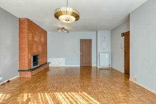 Indeling: <br /><br />Eerste verdieping: <br />- lichtrijke leefruimte met aansluitend terras (28 m²) <br />- keuken (7 m²) <br />- nachthal met ingemaakte vestiaire kast <br />- slaapkamer 1 (13 m²) <br />- slaapkamer 2 (9 m²) <br />- kamer 3 / bureau / dressing (7 m²) <br />- badkamer met douche, lavabo, toilet en handdoekdroger (5,5 m²) <br /><br />Gelijkvloers: <br />- gedeelde garagebox (1/2de behoort tot het appartement) <br />- oprit <br />- extra berging <br /><br />Renovaties: <br />- keuken (2022) <br />- badkamer (2022) <br />- ramen HR-glas (2017) <br />- condensatieketel Bosch (2019) <br /><br />Bent u geïnteresseerd in dit appartement te koop in Hemiksem? Aarzel dan niet om contact met ons op te nemen. Wenst u uw eigendom ook te koop of te huur te stellen? We helpen u graag verder. Steeds tot uw dienst om u verder te helpen met al uw vragen over vastgoed! <br /><br /><br />Bestuursmaatregelen in het maatregelenregister: nee<br /><br />Deze AI-visualisaties zijn bedoeld als inspiratie. Er werd geen rekening gehouden met technische specificaties, stedenbouwkundige voorschriften of de concrete mogelijkheden tot realisatie.