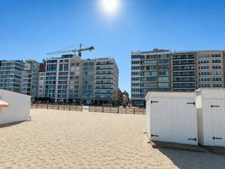 Mooie studio met een sublieme oriëntatie richting het Westen. Naast de zon kunt u ook genieten van het mooie zijdelingse zeezicht vanuit de leefruimte.<br />De studio geniet van een uitstekende ligging in een zijstraat van de zeedijk. Binnen enkele passen staat u op de dijk of aan het sfeervolle Kinkhoornplein.<br />Een leuke combinatie van zon en zee op één plaats.<br /><br />De studio is instapklaar en is vrij bij akte.<br />Zo kunt u op korte termijn genieten van uw eigen stek aan zee, of genieten van de opbrengsten van deze interessante investering.<br /><br />Indeling: inkom, een mooie open keuken met een eetplaats die voorzien is van een moderne zitbank, een knusse tv-ruimte met open zichten naar buiten en als laatste nog een badkamer met douche & toilet.<br /><br />Bezoeken of meer informatie?<br />Contacteer Maxim Slabbinck op GSM 0494/52.59.73.