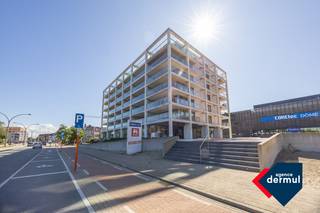 Cet appartement spacieux en coin, situé sur la prisée Northlaan, bénéficie d’un emplacement exceptionnel avec une magnifique vue dégagée sur le parcours de golf de Wellington et une vue latérale sur la mer. Grâce aux grandes fenêtres, le vaste espace de vie avec cuisine ouverte entièrement équipée est baigné de lumière naturelle tout au long de la journée. L’appartement comprend également deux chambres à coucher de taille complète, chacune avec accès à la terrasse, une salle de bain avec douche à l'italienne, un dressing, un débarras pratique, un hall de nuit avec placards intégrés et un toilette séparé pour les invités. Un atout majeur est constitué par les deux grandes terrasses à l'avant et à l'arrière, offrant une superficie totale de pas moins de 54 m². Ainsi, vous pouvez profiter du soleil, du calme et d’une vue splendide à toute heure de la journée. Bien que l’appartement puisse bénéficier de quelques rafraîchissements, il constitue une base idéale pour réaliser un logement élégant et confortable dans un emplacement de premier choix à Ostende.<br />Un garage spacieux dans l'immeuble peut être acheté séparément. Une opportunité unique pour ceux qui apprécient l'espace, la lumière et un emplacement exceptionnel. À ne pas manquer !