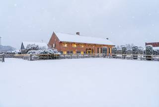 Het eigendom biedt een prachtig afgewerkte woning, bureau met aparte huisnummer en een paarden accommodatie.De woning betreedt u via een ruime...