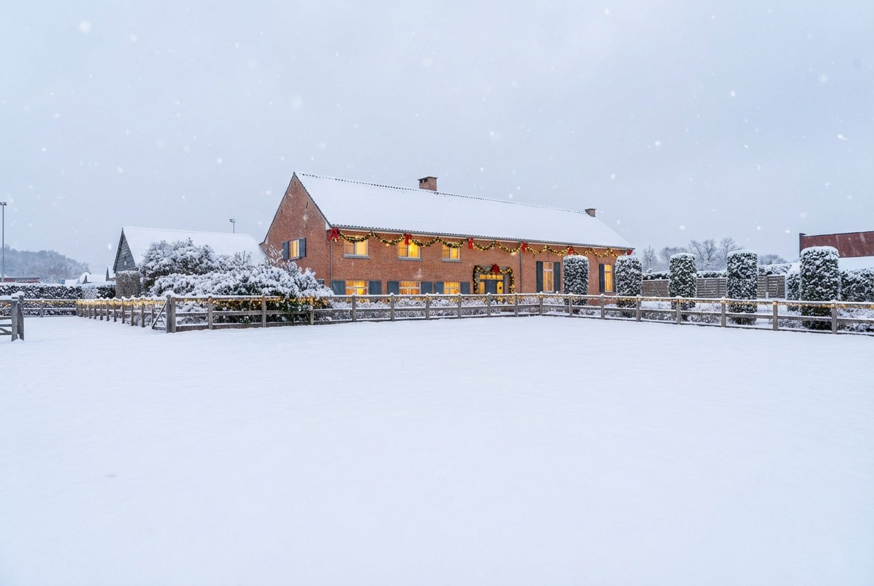 Landhuis met 8 stallen en piste op ca. 25747m2 te Heusden-Zolder. - foto 1