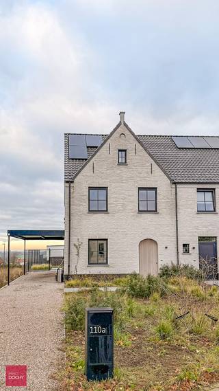Inkomhal, living met open ingerichte keuken, bijkeuken, 4 slaapkamers, badkamer met inloopdouche, vaste trap naar zolder (= 4de slaapkamer, bureel  of hobbyruimte), terras, carport en zuidwest gerichte tuin met verzicht. Zonnepanelen aanwezig, De woning is volledig geschilderd en alle verlichting is aanwezig.