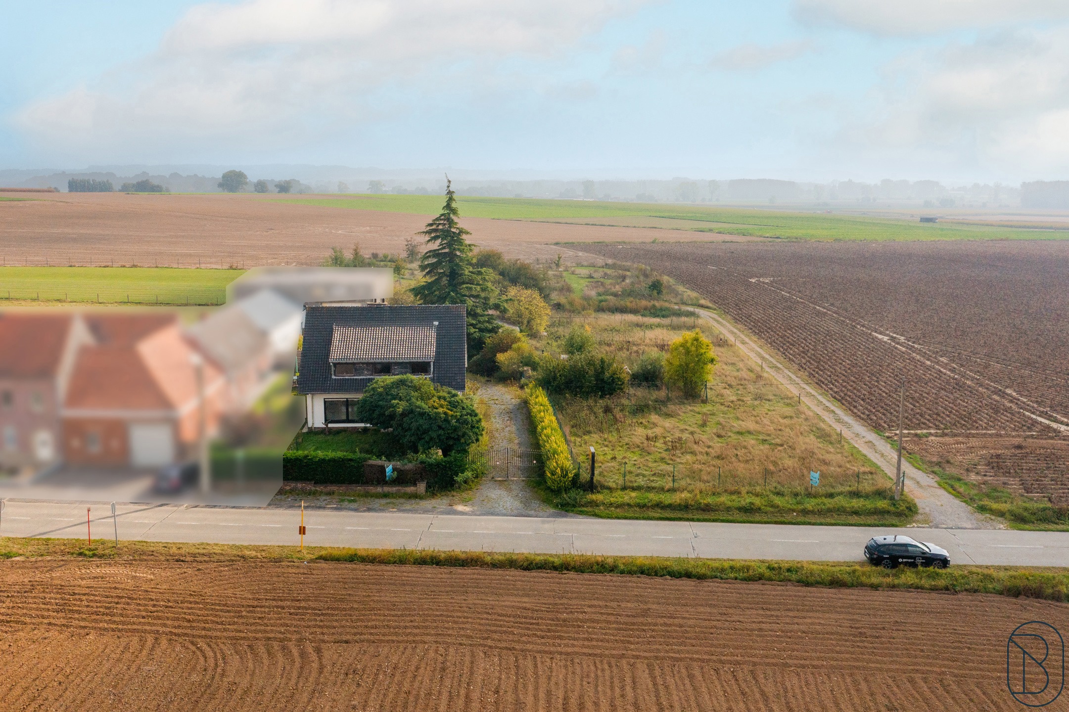 Te renoveren VILLA met ATELIER, GARAGES en grote tuin. - foto 5