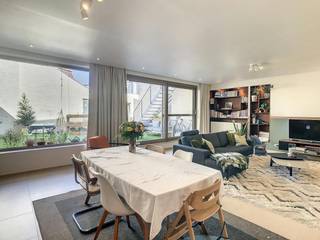 INDELING: 1°V.: - inkomhal met gastentoilet - lichtrijke en volumineuze leefruimte met volledig ingerichte open keuken- indrukwekkend ruim terras (60m²)- 2 slaapkamers- slaapkamer 3 die kan dienen als slaapkamer/bureauruimte/dressing met toegang tot balkon - badkamer voorzien van lavabomeubel en ligbad/douche- berging met aansluiting voor wasmachine/droogkastTroeven: - centrale ligging in het centrum van Kortrijk- gunstig EPC- 2 terrassen- aanwezigheid openbare parking naast het gebouw (met bewonersabonnement)Wenst u meer info over dit appartement of wenst u een bezoek ter plaatse?Contacteer Sarah Hanson (0493 25 46 80 - sarah.hanson@dewaele.com)