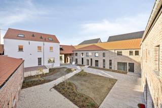 <p><span>Hof van Rijkel: cohousingproject met 15 woningen!</span></p><p><span>Het cohousingproject Hof Van Rijkel komt aan de Dionysius van Leeuwenstraat te liggen, aan de rechterzijde van de Sint-Jozefkerk, op de site van de oude pastorie, de parochiezaal en de naastgelegen vierkantshoeve. Geen plaatsvervangende nieuwbouw, wel een herbestemmingsplan dat de authenticiteit van de bestaande gebouwen koppelt aan de woonbehoeften van vandaag. </span></p><p><span>Hof van Rijkel is gericht op cohousing, maar je hoeft zeker niet in te boeten aan privacy. De 15 wooneenheden delen onder andere een binnenkoer, bergruimte, twee grote tuinzones, parkeerplaatsen en een gemeenschappelijk commonhouse en toch beschikt elke woning ook over veel privacy met een eigen, afgeschermde tuin of terras.</span></p><p><span>Hof van Rijkel is een ecologisch voorbeeldproject. Duurzame investeringen zoals een warmtepomp, vloerverwarming en balansventilatie garanderen de koper een laag energieverbruik. De bestaande muren en daken van de drie gebouwen blijven zoveel mogelijk intact en worden aan de binnenzijde geïsoleerd. Ook blijven de architecturale kenmerken die de gebouwen zo uniek maken behouden.</span></p><p><span>Woning 10 </span><span>bevindt zich op de gelijkvloerse verdieping van de parochiezaal en bestaat uit:</span></p><p><span>Inkomhal, apart toilet, woonkamer met open keuken, berging, badkamer, 2 slaapkamers, terras met tuin.</span></p><p><span>Ligging:<br /></span><span>Hoewel het Hof van Rijkel zich landelijk situeert, sta je in een mum van tijd in het centrum van Borgloon of steden zoals Sint-Truiden (13 minuten), Tongeren (20 minuten) en Hasselt (25 minuten). Hof van Rijkel biedt je zo een veelzijdig vertrekpunt en een rustige plek om te wonen.</span></p><p><span>EPB plichtig</span></p><p><span>Stedenbouwkundige info: woongebied met landelijk karakter – bouwvergunning – geen voorkooprecht – geen dagvaarding - geen verkavelingsvoorschriften</span></p><p><span>Prijzen exclusief btw en registratie.</span></p><p><span>* Voor deze woning is 21% van toepassing - momenteel mogelijk aan 6% btw indien u aan de voorwaarden voldoet!</span></p><p><span> </span></p><p><span> </span></p>