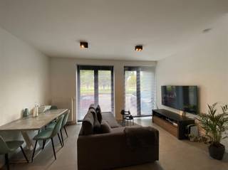 <p><span>Intapklaar gelijkvloers appartement aan park Spoor Noord</span></p><p><span>Perfect gelegen aan het rustige gedeelte van het hippe park, vind je dit gezellige én energiezuinige gelijkvloersappartement. </span></p><p><span> </span></p><p><span>Je komt het appartement binnen in de woonkamer met hoge ramen, voorzien van raamdecoratie, en de open keuken (deze is voorzien van keramische kookplaat, ijskast met vriesvak, combioven, dampkap en spoelbak). </span></p><p><span>Vervolgens kom je via de gang in de badkamer met douche, wastafel, toilet en aansluiting voor wasmachine. Helemaal achteraan is er de ruime slaapkamer met aansluitend het binnenkoertje. </span></p><p><span><br />Het gebouw is voorzien van zonnepanelen en van LEDspots met armaturen. </span></p><p><span> </span></p><p><span>Vaste kosten : 50,- euro per maand ( onderhoud algemene delen, elektriciteit en water algemene delen)</span></p>