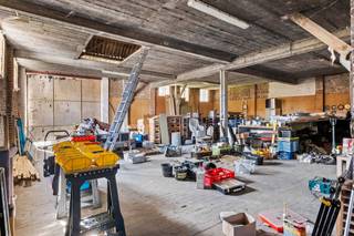 <br /><strong>Ben je op zoek naar een unieke kans om wonen en werken te combineren?</strong> Dan is deze rustig gelegen, ruime gezinswoning met een grote naastgelegen opslagruimte in Rugge, deelgemeente Avelgem, precies wat je zoekt!<br /><strong>Deze uitzonderlijke eigendom omvat een ruim woonhuis met maar liefst 7 slaapkamers, 2 badkamers en een ruim magazijn van +-210 m².</strong> Daarnaast beschikt het opslaggedeelte over een overdekte open opslagplaats of terras van 50 m² en een ruime zolder in het magazijn. <strong>Dit alles bevindt zich op een terrein van 908 m².</strong><br /><br /><u><strong>Indeling woning:</strong></u> Leefruimte, volledig uitgeruste keuken, badkamer met bijhorende wasplaats en apart toilet, droge staankelder. De eerste verdieping bestaat uit 3 slaapkamers en een 2de badkamer. De 2de verdieping bestaat ook nog eens uit 4 kamers.<br /><br />Hoewel de woning nog enkele afwerkingen vereist, is ze instapklaar. Er is goedgekeurde elektriciteit, verwarming op aardgas, dubbele beglazing (op enkele ramen na) en een geïsoleerd dak. Het EPC-label is 493 kWh/m² - Label E en de renovatieverplichting is van toepassing. Staankelder aanwezig.<br /><u><strong>Vijf keer WAUW:</strong></u>
<ul>
<li>Ruime opslagplaats</li>
<li>Riante bewoonbare oppervlakte</li>
<li>Grote, zuidgerichte tuin</li>
<li>Uitstekende ligging</li>
<li>Maar liefst 7 slaapkamers!</li>
</ul>
<br />Wacht niet langer en neem snel contact op met <strong>REALIMMO</strong> voor meer informatie of een bezichtiging!<br /><strong>Bel naar 0478/50 58 91 of mail naar nicolas@real-immo.be.</strong>