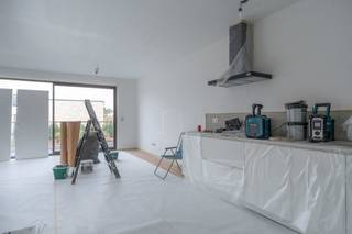 <span><strong>Nieuwbouw appartement met 1 slaapkamer en terras te Geel.</strong><br />E-peil: 8 | Beschikbaar: 01/04/2026 | Autostaanplaats inbegrepen<br /><br /><strong>Bezoek aanvragen kan via deze link</strong>: https://dilegno.mijnhuurprofiel.be/property/67d5dfdd-0d85-44be-9254-84e692d2e507<br /><br /><strong>Omschrijving:</strong></span><span><br /></span><span>We betreden dit energiezuinige appartement op de gelijkvloerse verdieping. <br />Het appartement beschikt over 1 slaapkamer, een badkamer, een ruime en lichtrijke woonkamer met open keuken en een apart toilet. <br />De keuken is volledig uitgerust en beschikt over een<span> combi-oven</span>, inductiekookplaat, koelkast, vaatwasser, spoelbak en dampkap. <br />Verder is de badkamer voorzien van een inloopdouche en badkamermeubel met dubbele wastafel .<br />Als extra geniet deze woning van een praktische berging met aansluitingen voor wasmachine en droogkast.<br />Vanuit de leefruimte is er toegang tot het terras achteraan.<br /><br />Tevens beschikt de woning over een autostaanplaats achteraan het gebouw, reeds inbegrepen in de prijs.<br /><br />De woning is reeds volledig opgeschilderd en instapklaar.<br />Ten slotte is er een gemeenschappelijke afvalberging en zijn er twee gemeenschappelijke fietsenbergingen, waarvan 1 vooraan en 1 achteraan.<br /><br /><strong>Algemeen:</strong><br />- Terras<br />- Zonnepanelen<br />- Beschikbaar: 01/04/2026<br />- Gemeenschappelijke kosten: provisie € 65/maand<br /></span>