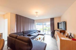 Deze verzorgde halfopen bebouwing uit 2016 biedt een energiezuinig en aangenaam wooncomfort.Via de inkomhal met apart gastentoilet komt u in de...