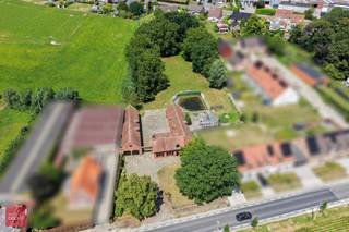 Villa bestaande uit inkomhal, living met open haard, eetplaats, keuken, wasplaats, 3 slaapkamers (1 gelijkvloers), 2 badkamers (1 gelijkvloers), mancave (bar), grote dubbele garage, 3 paardenboxen (of stockageruimte), tuin met vijver en barbecue. Opp. 4.876m². 