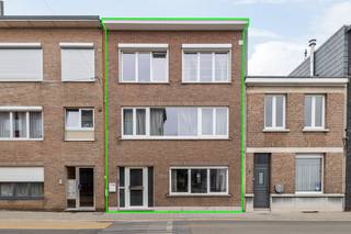 <strong>Ruime woning met studio, terras en tuin te koop in Wommelgem!</strong><br /><br />Bent u op zoek naar een gerenoveerde woning op een centrale locatie in Wommelgem nabij belangrijke invalswegen en verschillende winkels? Neem dan zeker eens een kijkje naar deze gerenoveerde tweewoonst (woning + studio)! De woning is ideaal ingedeeld als toffe kangoeroewoning of als cohousing project! <br /><br />We betreden de woning via de ruime inkomhal met traphal. Deze begeleidt u naar de volledig ingerichte studio. Deze beschikt over een eigen keuken, een slaapkamer en een privé badkamer. De badkamer is voorzien van een ligbad met douchefunctie, een handdoekradiator en een badkamermeubel. Op deze verdieping vinden we eveneens nog een handig gastentoilet. <br /><br />De trap brengt ons naar de open nachthal op de eerste verdieping. <br />Vanuit de nachthal komen we terecht in de lichtrijke woon- en eetkamer. Deze biedt ons toegang tot de volledig geïnstalleerde keuken. Deze is uitgerust met alle nodige toestellen. Zo vindt u hier een combi-oven, vaatwasser, spoelbak, granieten werkblad en een vijfpitsgasvuur.<br />Via de keuken betreden we het terras. Dit is ruim en west-georiënteerd, waardoor u de hele namiddag van het zonnetje kan genieten.<br />Tenslotte bevindt zich op deze verdieping eveneens nog een apart toilet.<br /><br />De tweede verdieping beschikt over 3 ruime slaapkamers (16,50; 16, 11 m²) en een volledig betegelde badkamer. Deze is voorzien van een inloopdouche en over een aansluiting voor wasmachine en droogkast. <br /><br />Tot slot is er nog een oprit achteraan de woning.<br /><br />Troeven:<br />+ Toplocatie in het centrum van Wommelgem<br />+ Instapklaar<br />+ Langs achter toegankelijk<br />+ Zonnepanelen<br />+ Recent gerenoveerd<br />+ Ideaal als kangoeroewoning / voor cohousing<br />+ 2 badkamers aanwezig<br /><br />Voor meer informatie of een afspraak ter plaatse, aarzel niet ons te contacteren. Wij zijn bereikbaar via het nummer 03 337 50 70 of info@vbvastgoed.be.