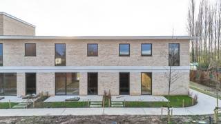 Danneels bouwde deze halfopen bebouwing in moderne stijl in ons toekomstgerichte nieuwbouwproject ‘Bosveld’ in Aalst. Een residentiële en groene omgeving, dicht bij het stadscentrum en alle voorzieningen.  <br /><br />Deze woning kan <strong>in enkele maanden woonklaar</strong> worden afgewerkt volgens jouw smaak en wensen. <br /><br />Deze woning is rustig gelegen, middenin een <strong>mooie parktuin</strong> en bijzonder functioneel ingedeeld. Zithoek, eetkamer en keuken vormen een mooi geheel dat optimaal in verbinding staat met de zuid gerichte tuin en het terras.<br /><br />Op de verdieping hebben we <strong>drie ruime slaapkamers</strong>, een badkamer, berging en een apart toilet. Bij de woning hoort ook een buitenberging, een autostaanplaats én een fietsenberging.<br /><br />Een geothermische warmtepomp, vloerverwarming, zonnepanelen en slimme ventilatie zorgen voor een optimaal comfort en een lage energiefactuur.<br /> 