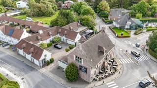Bent u op zoek naar een rendabele vastgoedinvestering met onmiddellijke opbrengst? Dan is deze unieke eigendom in de Hoogstraat te Roeselare een buitenkans.<br />Deze investeringsopportuniteit omvat enerzijds het gekende restaurant 't Haantje (Hoogstraat 190) en anderzijds twee appartementen (Hoogstraat 188). Dankzij de centrale ligging en de combinatie van commerciële en residentiële verhuur geniet u van een aantrekkelijke spreiding van uw investering.<br /><br />Alle entiteiten zijn momenteel verhuurd, wat resulteert in een stabiele en onmiddellijke huurinkomst vanaf de dag van aankoop. Hierdoor is dit vastgoed uitermate geschikt voor investeerders die op zoek zijn naar een zorgeloze belegging met een bewezen rendement.<br />De aanwezigheid van een gevestigde horecazaak, gecombineerd met twee verhuurde appartementen, vormt een solide investeringsbasis en beperkt het risico dankzij de spreiding over meerdere huurders. <br />Daarnaast beschikt het geheel over een gemeenschappelijke parking met het achterliggende hotel en de handelszaak, wat een extra troef vormt voor zowel huurders als bezoekers.<br /><br />Wenst u meer informatie over deze interessante opbrengsteigendom of een bezoek ter plaatse? Contacteer ons gerust, wij helpen u graag verder.<br />De vermelde prijs is een richtprijs. Elk bod wordt voorgelegd aan de eigenaar, die zich het recht voorbehoudt om een bod al dan niet te aanvaarden.<br /><br />Neem voorsprong met een vrijblijvende schatting via:<br />www.residentievastgoed.be/gratisonlineschatten