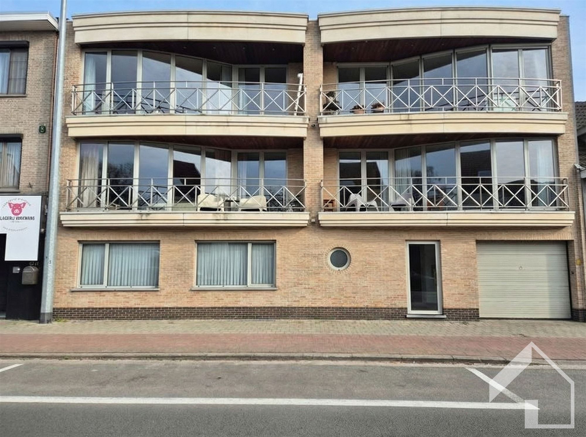 Ruim, energiezuinig appartement met 2 slaapkamers, terras, garage en lift! - foto 1