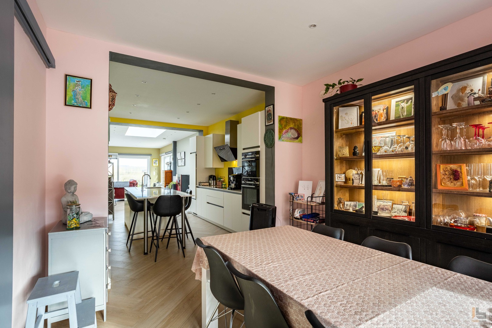 Maison entièrement rénovée avec 3 chambres et 2 salles de bains sur un terrain de 1.090 m² - photo 5