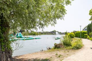 Oostduinkerke: vakantiewoning te koop aan het meer in Sunparks.Droomt u van een eigen stekje aan het water? Deze charmante vakantiewoning met...