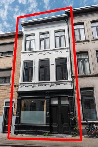 Instapklaar herenhuis met 5 slaapkamers, 2 badkamers en stadstuinIn de rustige Nachtegaalstraat vind je dit volledig en recent gerenoveerde herenhuis...