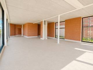 In de prestigieuze Residentie Westlane komt een ruime handelsruimte (133 m²) op het gelijkvloers te koop. Dankzij de ligging met een goede zichtbaarheid vanaf de Natiënlaan is dit een absolute toplocatie voor wie wil ondernemen met uitstraling.<br /><br />Hoewel het pand rustig ligt aan de achterzijde, geniet u nog steeds van uitstekende toegankelijkheid. Extra troeven zijn de mogelijkheid tot aankoop van privéstaanplaatsen achter het gebouw en de publieke parking in de buurt, waardoor klanten en bezoekers eenvoudig kunnen parkeren. Ook het Fastnet laadpunt naast de residentie is een grote meerwaarde. Het pand ligt bovendien op wandelafstand van het centrum van Westkapelle, scholen en lokale handelaars, wat het aantrekkelijk maakt voor zowel commerciële als dienstverlenende activiteiten.<br /><br />Dit pand wordt casco aangeboden, waardoor u volledige vrijheid heeft om de ruimte in te richten volgens uw eigen visie. De beschikbare indelingsplannen geven alvast inspiratie voor een efficiënte en functionele inrichting.<br /><br />Dit handelspand biedt een uitstekende opportuniteit voor ondernemers die een stijlvolle en goed bereikbare locatie zoeken, of voor investeerders die kiezen voor een eigendom met sterke verhuurpotentie.<br /><br />Meer informatie? Contacteer Wilem Cauwels Real Estate: 050/89.27.70