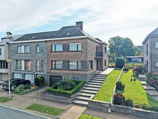 Deze ruime halfopen bebouwing van het type bel-étage werd gebouwd omstreeks 1974 en bevindt zich langs de immer rustige Hoevestraat te Erwetegem. De woning is vlot bereikbaar, winkels, scholen, openbaar vervoer, het ziekenhuis, ... bevinden zich vlakbij! De woning werd zeer stevig en kwalitatief gebouwd en verkeert in een goed onderhouden staat.<br />Indeling: gelijkvloers: inkomhal, L-vormige leefruimte met eetplaats, ruime leefkeuken, berging met toilet en douchecabine, veranda. Er is een zeer leuke zuidoost georiënteerde tuinzone met terras en tuinhuis.<br />Eerste verdieping: 4 slaapkamers, badkamer met ligbad, lavabo en bidet, afzonderlijk toilet. Er is nog een zolder (bereikbaar via valluik, zoldervloer geïsoleerd).<br />Kelderverdieping: garage voor 1 wagen met automatische sectionale poort, was- en verwarmingskelder, kelder voor provisie, berging, ... <br />IDEALE OPPORTUNITEIT VOOR WIE RUSTIG EN RUIM WENST TE WONEN!!<br />Centrale verwarming aardgas, houten ramen met dubbel glas, constructie volledig in beton, zoldervloer geïsoleerd, EPC: 346 kWh/(m² jaar), energielabel D (geen renovatieplicht), bewoonbare oppervlakte volgens EPC: 191 m² (kelder, zolder en veranda niet meegerekend), KI: €1.006, elektrische installatie niet conform het AREI. <br />Woongebieden met landelijk karakter, vergunning uitgereikt, geen rechterlijke of bestuurlijke maatregel opgelegd, geen voorkooprecht, verkavelingsvergunning uitgereikt. Geen risicozone voor overstromingen, P-score A, G-score A. <br />U kan de beschikbare attesten bij verkoop downloaden via de website janssens-leroy.be.