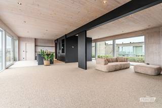 Op de dakverdieping van een gerenoveerde fabriek, treffen we dit unieke penthouse. De penthouse combineert de nieuwste technieken, een warme sfeer binnen en unieke verzichten vanop het uitzonderlijk groot terras. <br /><br />De indeling is als volgt. Via de inkomhal komen we terecht in de grote leefruimte. Opvallend zijn de grote raampartijen, voorzien van zonnewering, die volop natuurlijk licht binnenlaten én van waaruit u geniet van het uniek uitzicht. Aansluitend is er de open en volledig geïnstalleerde keuken. Naast de keuken is er een praktische berging. Verder is er nog de master bedroom voorzien van plaats voor een dressing en ensuite badkamer met ligbad, inloopdouche, toilet en dubbele wastafel. Via de nachthal vinden we nog 2 slaapkamers, een gastentoilet, en een tweede badkamer die voorzien is van inloopdouche en wastafel. <br /><br />Tot slot is er nog de buitenruimte. Hierop is het volop genieten van het uitzicht én privacy. <br /><br />Er is ook de mogelijkheid tot het bijkopen van een autostaanplaats in de ondergrondse garage met al dan niet een berging. <br /><br />Wenst u meer informatie of een bezoek? Neem dan snel contact op via Ruben: 0479/60.36.94<br /><br />Wenst u toch een andere indeling en/of afwerking? Dan is er ook de mogelijk tot het aankopen van een casco-unit.<br /><br />