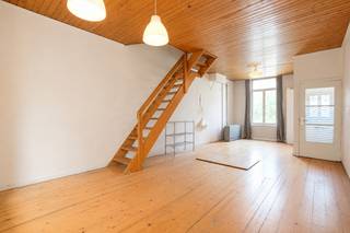 PLAN UW BEZOEK ; Ideaal renovatieproject<br /><br />Deze gunstig gelegen woning biedt heel wat potentieel voor wie op zoek is naar een renovatieproject met karakter. Bij het binnenkomen treft u een gezellige leefruimte met authentieke plankenvloer, aansluitend een open keuken en een apart gastentoilet.<br /><br />Op de eerste verdieping bevinden zich twee slaapkamers, waarvan één geniet van een prachtig en rustig uitzicht op de Leie. De tweede verdieping omvat een badkamer, een derde slaapkamer en een zolderruimte die perfect kan worden ingericht als vierde slaapkamer, bureau of hobbyruimte.<br /><br />Bent u op zoek naar een woning met charme, ruimte en mogelijkheden op een toplocatie? Neem gerust contact op via alain@makelaarshuys.be voor meer informatie of een bezoek