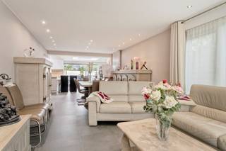 <span><span>Gelegen in de gegeerde woonwijk Hoge Voute te Zillebeke geniet deze <strong>ruime halfopen woning</strong> van een uitzonderlijk rustige en groene ligging, op slechts enkele minuten van het centrum van Ieper. De omgeving combineert een charmant dorpsgevoel met een vlotte bereikbaarheid, scholen, winkels en recreatiemogelijkheden in de nabijheid.<br />Hoge Voute staat bekend als een rustige en residentiële woonomgeving met een landelijk karakter en een sterke aantrekkingskracht voor gezinnen. In de buurt bevinden zich scholen, lokale handelszaken en dagelijkse voorzieningen, terwijl ook het centrum van Ieper vlot bereikbaar is.<br />Een extra troef is de groene en historische omgeving, met wandel- en recreatiegebieden zoals Provinciaal Domein Palingbeek en de Zillebekevijver vlakbij. Ook bekende sites zoals Hill 60 en Sanctuary Wood versterken het unieke karakter van deze locatie.<span>Onderkant formulier</span><br /><br /><strong><u>Troeven van deze woning:</u></strong></span></span>
<ul>
<li><span><span><strong>rustige en kindvriendelijke woonwijk</strong>; </span></span></li>
<li><span><span>landelijk wonen <strong>vlak bij Ieper</strong>;</span></span></li>
<li><span><span><strong>goede verbinding</strong> naar winkels, scholen en openbaar vervoer;</span></span></li>
<li><span><span>groene omgeving met veel wandel- en fietsmogelijkheden; </span></span></li>
<li><span><span>combinatie van <strong>rust, natuur en bereikbaarheid</strong>; </span></span></li>
<li><span><span><strong>4 slaapkamers</strong>, 5<sup>de</sup> mogelijk; </span></span></li>
<li><span><span><strong>Waardebepaling door beëdigde schatter</strong>; </span></span></li>
<li><span><span><strong>EPC</strong>: B</span></span></li>
<li><span><span><strong>Elektriciteit conform</strong></span></span></li>
<li><span><span>Bruikbare vloeroppervlakte<strong> 269 m²</strong></span></span></li>
</ul>
<span><span><strong><u>Constructie en faciliteiten</u></strong></span></span>
<ul>
<li><span><span>Dak in pannen</span></span>
<ul>
<li><span><span>18 cm isolatie</span></span></li>
</ul>
</li>
<li><span><span>Driedubbelglas in PVC</span></span></li>
<li><span><span>Nieuwe goten</span></span></li>
<li><span><span>Geïsoleerde spouwen</span></span></li>
<li><span><span>16 zonnepanelen van 350 kWh en 10 van 450 kWh</span></span></li>
<li><span><span>3 * 400 V fasige elektriciteit (dubbel tarief): <strong>conform</strong></span></span></li>
<li><span><span>Regenputwater <strong>5000 liter</strong></span></span></li>
<li><span><span>CV op gas met doorstromer ( condensatieketel maart 2026)</span></span>
<ul>
<li><span><span>Warmteboiler warm water</span></span></li>
</ul>
</li>
<li><span><span>Digitale tellers</span></span></li>
<li><span><span>Riolering: gescheiden stelsel</span></span></li>
<li><span><span>Airco’s: living en zolder</span></span></li>
<li><span><span>Waterverzachter</span></span></li>
<li><span><span>Oplaadpunt elektrische voertuigen</span></span></li>
</ul>
<span><span><strong><u>Indeling</u></strong><br /><strong><u>Gelijkvloers</u></strong></span></span>
<ul>
<li><span><span>Inkom</span></span></li>
<li><span><span>Toilet</span></span></li>
<li><span><span>Ruime hal met vestiaire</span></span></li>
<li><span><span>Salon</span></span></li>
<li><span><span>Living</span></span></li>
<li><span><span>Volledig uitgeruste keuken sinds 2 jaar ( AEG toestellen: vaatwasser; oven; microgolf; oven; keramische kookplaat)</span></span></li>
<li><span><span>Bureel</span></span></li>
<li><span><span>Gang naar de bijkeuken</span></span></li>
<li><span><span>Bijkeuken</span></span></li>
<li><span><span>Technische ruimte ( was- en plasruimte)</span></span></li>
<li><span><span>Garage</span></span></li>
</ul>
<span><span> <strong><u>Eerste verdieping</u></strong></span></span>
<ul>
<li><span><span>4 slaapkamers</span></span></li>
<li><span><span>Berging</span></span></li>
<li><span><span>Badkamer met toilet, lavabo, inloopdouche</span></span></li>
</ul>
<span><span> <strong><u>Tweede verdieping</u></strong></span></span>
<ul>
<li><span><span>Vaste trap naar multifunctionele ruimte ( berging, slaapkamer, hobbyruimte)</span></span></li>
</ul>
<span><span> <strong><u>Tuin</u></strong></span></span>
<ul>
<li><span><span>Zuidgerichte tuin en terras volop in een groene omgeving</span></span></li>
</ul>
<br /><strong><span><span>Kortom: wenst u deze energiezuinige en meer dan instapklare woning te bezichtigen?</span></span></strong><br /><span><span>Maak dan nu uw afspraak op het nummer 051/50 11 51 of mail naar info@diksimmo.be en ontdek uw nieuwe thuis in Zillebeke.</span></span><br /><br />