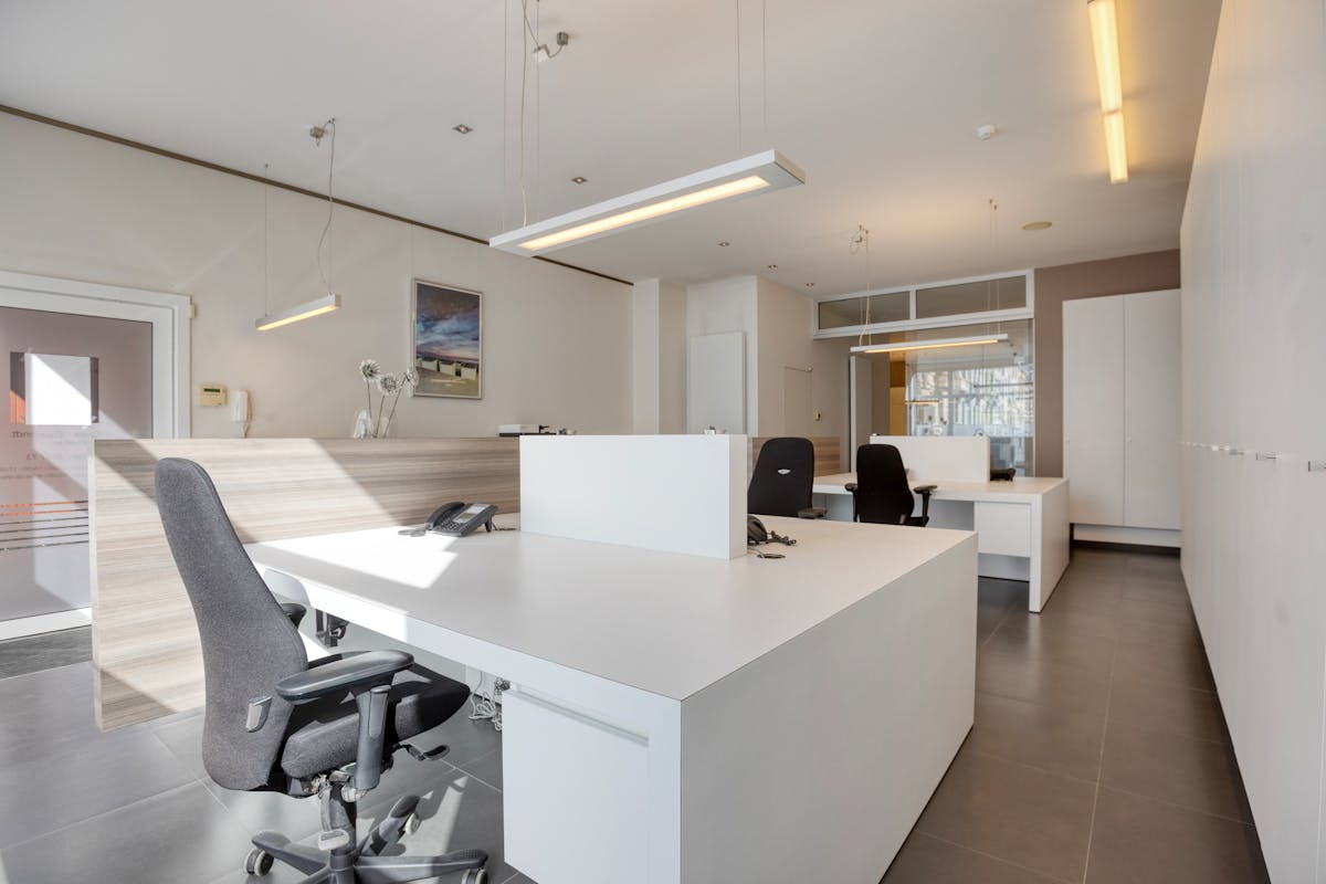 Espace de bureau/cabinet lumineux et prêt à emménager (140 m²) à louer à Ostende - photo 4