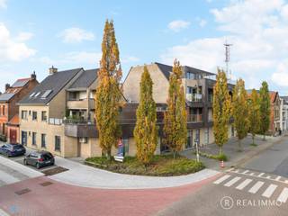 Bent u op zoek naar een veelzijdige handelsruimte, kantoorruimte of polyvalente ruimte met parkeergelegenheid op <strong>een uitstekende locatie in Waregem</strong>? Dan is dit pand zeker het ontdekken waard. Deze instapklare ruimte van 70 m² biedt <strong>tal van mogelijkheden</strong> voor verschillende professionele activiteiten.<br /><br /><strong>Ligging</strong><br />De handelsruimte is pal in het centrum van Waregem gelegen, op een strategische A-locatie. Dankzij de centrale ligging geniet het pand van een uitstekende zichtbaarheid en bereikbaarheid. Een ideale locatie voor wie zijn professionele activiteit op een centrale en goed bereikbare plaats wil vestigen.<br /><br /><strong>Indeling</strong><br />De ruimte heeft een totale oppervlakte van 70 m² en kan flexibel worden ingericht volgens de behoeften van uw activiteit. De mogelijkheden zijn bijzonder veelzijdig: zo kan de ruimte onder meer dienstdoen als winkel, kantoor, praktijkruimte, restaurant of polyvalente ruimte.<br /><strong>Verder beschikt het pand over een toilet en zijn er twee private parkeerplaatsen voorzien.</strong> Heeft u nood aan meer ruimte? Ook dat behoort tot de mogelijkheden. De aanpalende ruimte kan onderverdeeld en bij het geheel worden toegevoegd.<br /><br /><strong>Technisch</strong><br />Het pand wordt verwarmd via centrale verwarming op aardgas en beschikt over een EPC met energielabel B. Daarnaast is er een toilet aanwezig en beschikt de handelsruimte over <strong>vier private parkeerplaatsen</strong>. De ruimte is instapklaar en kan beschikbaar worden gesteld in onderling overleg.<br /><br /><strong>Troeven</strong>
<ul>
<li>A-locatie in het centrum van Waregem</li>
<li>70 m² polyvalente ruimte</li>
<li>Tal van mogelijkheden</li>
<li>Instapklaar</li>
<li>Vier private parkeerplaatsen</li>
<li>Mogelijkheid tot uitbreiding met de aanpalende ruimte</li>
<li>EPC-label B</li>
</ul>
Kortom, deze veelzijdige handelsruimte biedt een uitstekende combinatie van ligging, ruimte en mogelijkheden. Een<strong> ideale opportuniteit</strong> voor ondernemers die op zoek zijn naar een commerciële ruimte op een toplocatie in Waregem.<br /><br /><strong>Contact</strong><br />Interesse of wenst u graag meer informatie of een bezoek? Contacteer Realimmo via 0472/66.56.64 of cedrik@real-immo.be.