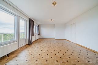 Info : bruxelles.ouest@weinvest.be of 02 315 77 22 | Prachtig appartement met 3 slaapkamers, terras en uitzonderlijk uitzicht op het Kasteel van Rivieren<br /><br />Dit lichtrijke appartement van ongeveer 100 m², gelegen in een bijzonder aangename en groene omgeving, biedt ruime leefruimtes en een uitstekende woonkwaliteit.<br /><br />Het appartement bestaat uit een inkomhal met veiligheidsdeur en videofoon, een volledig uitgeruste keuken met toegang tot het terras en een lichtrijke leefruimte met originele parketvloer, eveneens met rechtstreekse toegang tot het terras.<br /><br />Het zuidwestelijk georiënteerde terras biedt een prachtig, groen en rustgevend uitzicht, met een schitterend zicht op het Kasteel van Rivieren.<br /><br />De nachthal geeft toegang tot drie slaapkamers, die allemaal genieten van hetzelfde aangename groene uitzicht, evenals een badkamer met bad/douche, wastafel en aansluiting voor een wasmachine. Er is tevens een afzonderlijk toilet.<br /><br />Het appartement beschikt over dubbele beglazing, elektrische rolluiken, vliegenramen in elke kamer en een zonneluifel aan het terras. Een privatieve kelder vervolledigt het geheel.<br /><br />De elektriciteitsinstallatie is conform en de verwarming wordt voorzien door een gemeenschappelijke gasboiler. EPC > D – CO₂: 41 kg/(m².jaar) – 208 kWhEP/(m².jaar).<br /><br />Het appartement verkeert in goede algemene staat en vereist geen grote werken, afgezien van een eventuele opfrissing van de schilderwerken naar eigen smaak.<br /><br />Ook de ligging is een belangrijke troef : openbaar vervoer, shoppingcentrum Basilix, autosnelwegen, de Brusselse Ring, UZ Brussel, kinderdagverblijven en Franstalige en Nederlandstalige scholen zijn vlot bereikbaar.<br /><br />Een ideale woning voor wie houdt van rust en groen, maar toch alle dagelijkse voorzieningen binnen handbereik wil hebben. Zeker een bezoek waard !<br /><br />Ontdek al onze exclusieve panden op onze website : WWW.WEINVEST.BE