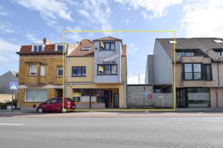 Opbrengsteigendom met veel mogelijkheden te koop in hartje Middelkerke. Dit centraal gelegen pand ligt vlak bij het Marktplein, het centrum en op wandelafstand van de Zeedijk. Het omvat een handelspand met winkelruimte (72m²) en magazijn (242m²) met toegang langs achter, een ruime woongelegenheid met zuidgericht terras en twee slaapkamers. Boven de winkel bevinden zich nog twee appartementen met telkens twee slaapkamers. Extra troef is de carport voor 2 wagens op een perceel bouwgrond, waar de mogelijkheid bestaat extra woongelegenheden te creëren. Een ideaal pand voor investeerders met visie.