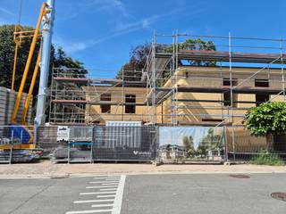 <p><span>Welkom in het prachtige nieuwbouwproject ‘FORTSTRAAT 11’. Met de ligging vlakbij het station van Wetteren is de Fortstraat een fantastische woonlocatie die gemak en een aangename omgeving combineert. Met goede verbindingen naar openbaar vervoer en hoofdwegen biedt de Fortstraat een perfecte balans tussen stedelijk leven en wonen in het groen.</span></p><p><span>Naast de villa verrijken twee nieuwbouwwoningen de voorzijde het project: </span></p><p><span>Deze gesloten bebouwing heeft volgende indeling: inkomhal, toilet en ingebouwde vestiaire. Verder lopend kom je in een prachtige openruimte waar beleving centraal staat. De leefruimte en keuken gaan hand en hand samen en vormen het hart van de woning met een overvloed aan natuurlijk licht en zicht naar de privatieve tuin. Naast de keuken is een aparte bergruimte aanwezig. Bovenliggend zijn er 3 aangename slaapkamers aanwezig, een apart toilet en badkamer met inloopdouche, ligbad en dubbele lavabo. Een achterliggend terras en privatieve tuin met veel karakter maken deze woning helemaal af. Verder is er ook nog een privé-parking aanwezig. </span></p><p><span>Technische aspecten: </span></p><ul><li><span>EPC A –  E-peil 20 </span></li><li><span>Ventilatiesysteem D </span></li><li><span>Vloerverwarming op basis van geothermie/warmtepomp. </span></li><li><span>Domotica-systeem met conforme elektriciteit. </span></li></ul><p><span>De woning wordt schilderklaar afgeleverd, en eigen keuzes zijn in deze fase nog mogelijk. </span></p><p><span>Alle vermelde prijzen zijn steeds exclusief BTW, aankoopkosten en aansluitingskosten. </span></p><p><span>Voor meer informatie omtrent dit project, aarzel zeker niet om Quinten van Immo Zone te contacteren via 0485/02.48.04 of per mail op <span>quinten@immo-zone.be</span></span><span>.</span></p><p><span> </span></p>