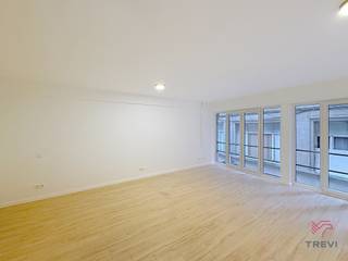 Brussel, in hartje centrum, op 2 minuten van de Grote Markt en vlakbij instellingen en winkels: volledig gerenoveerde duplex-studio van ±50 m² met een leefruimte van ±32,5 m², ingerichte keuken (oven – kookplaat – dampkap – koelkast/diepvries), douchekamer (douche – toilet – wastafel). Vaste kosten van €200/maand (koud water – warm water – verwarming – elektriciteit – gemeenschappelijke lasten). Onmiddellijk beschikbaar! EPC G*. Afmetingen zijn indicatief.