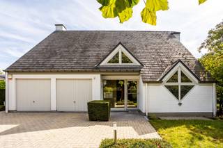 TE KOOP IN BERLAREDeze karaktervolle villa te Berlare, gelegen in een residentiële wijk op wandelafstand van het “Donkmeer” straalt een bijzondere...