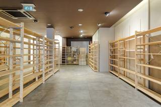 Ben je op zoek naar een strategisch gelegen winkelpand in het kloppend hart van Kortrijk? Dit uniek gelegen handelspand bevindt zich op een absolute A-locatie in de Lange Steenstraat, dé hoofdwinkelstraat van de stad, én in de Sionstraat, die directe toegang biedt tot het shoppingcenter K in Kortrijk.Sinds de opening van shoppingcenter K in 2010 is het bezoekersaantal in deze winkelzone aanzienlijk toegenomen, wat deze locatie tot een uitstekende commerciële uitvalsbasis maakt.De twee aaneengeschakelde panden bieden samen een totale winkeloppervlakte van ca. 259 m². Specificaties:* Lange Steenstraat 38: - winkelruimte van ca. 173m² met een brede vitrine van ca. 12,5 meter* Sionstraat 2: - winkelruilmte van ca. 86 m² met een gevelbreedte van ca. 5,6 meterTroeven:- Uitzonderlijke zichtbaarheid en bereikbaarheid- Zichtlocatie met hoge voetgangerspassage- Grote etalagebreedte in twee drukbezochte straten- Directe toegang tot winkelcentrum K- Geschikt voor mode, lifestyle, retail of andere commerciële doeleindenBent u op zoek naar een handelspand in het centrum van Kortrijk? Aarzel dan zeker niet om ons te contacteren op het nummer 056 21 11 11.