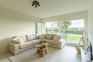 appartement combineert een hedendaagse uitstraling met een bijzonder praktische indeling en een overvloed aan natuurlijk licht.<br />Het appartement beschikt over maar liefst drie volwaardige slaapkamers en twee badkamers, waardoor het uitermate geschikt is voor gezinnen, koppels die extra ruimte wensen of wie op zoek is naar een comfortabele combinatie van wonen en thuiswerken.<br />De doorlopende indeling vormt een absolute meerwaarde. De leefruimte bevindt zich aan de zuidzijde van het gebouw en geniet dankzij de gunstige oriëntatie van een aangename natuurlijke lichtinval. Hier komt u helemaal tot rust in een warme, uitnodigende omgeving.<br />Ook buitenliefhebbers komen hier volop aan hun trekken. Het appartement beschikt over twee terrassen, één aan elke zijde van het gebouw. Zo kunt u op verschillende momenten van de dag genieten van het buitenleven en optimaal inspelen op de stand van de zon.<br />De drie slaapkamers bevinden zich aan de noordzijde van het gebouw. Dit zorgt voor een aangenaam contrast met de zonnige leefruimte en biedt een koelere omgeving om tot rust te komen, zeker tijdens de warmere maanden.<br />Verder is het appartement uitgerust met centrale verwarming en biedt de recente renovatie een eigentijdse woonomgeving waarin comfort en functionaliteit centraal staan.<br />Een bijzonder complete woongelegenheid, waar ruimte, lichtinval en buitenruimte op een mooie manier samenkomen. Een ideale opportuniteit voor wie op zoek is naar een instapklaar appartement met drie slaapkamers en twee badkamers.<br />Laat u verrassen door de ruimte en het comfort van dit appartement en plan vandaag nog uw bezoek!