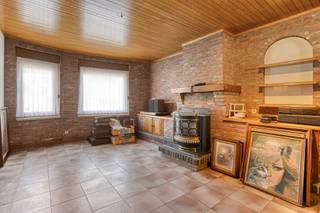 Ben je op zoek naar een centraal gelegen en deels te renoveren woning? Dan vind je deze hier. Deze woning is gelegen in de Lange Kouterstraat en kan dus iets voor jou zijn! <br /><br />Indeling gelijkvloers:<br />- Inkom <br />- Woonkamer en keuken die in elkaar overlopen <br />- Badkamer <br />- Apart toilet <br />- Berging <br />- Deur naar de kelder <br /><br />Indeling eerste verdieping:<br />- Nachthal<br />- 2 slaapkamers<br /><br />Extra info: <br />- op wandelafstand van het station van Wetteren;<br />- gelegen in het centrum van Wetteren en dus dichtbij alles! <br /><br />Mis deze kans niet en plan vandaag nog jouw bezoek!<br /><br />Bij Albert kom je thuis