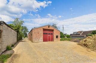 <p>Op een rustige locatie in <strong>Hofstade</strong> vinden we deze <strong>drie percelen</strong> terug <strong>met een</strong> <strong>loods</strong>. Deze loods staat op een perceel van <strong>1.034 m²</strong>. De loods heeft een grootte van <strong>200 m²</strong> en moet gebruikt worden als <strong>opslagplaats</strong>. Extra troef is dat de eigenaars de elektriciteit nog gaan conform stellen. Er horen ook nog <strong>twee extra percelen</strong> bij van <strong>2.231 m² </strong>en <strong>550 m²</strong>. Verder is er een <strong>aanvraag</strong> lopende voor een goedgekeurde <strong>verkavelingsvergunning</strong> voor een <strong>halfopen bebouwing</strong>. Deze woning zou op het <strong>gelijkvloers</strong> een oppervlakte kunnen hebben van <strong>120 m²</strong> en een tweede verdiep van <strong>81m²</strong>. Dit natuurlijk <strong>onder voorbehoud</strong> van goedkeuring van de verkavelingsvergunning, maar deze is lopende.</p>