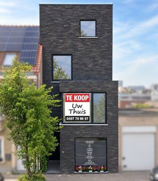 <p>De woning valt op door haar moderne industriële architectuur en de open bouwstijl.<br />Met haar zwarte kleur is het huis de witte raaf van de straat: niemand staat er onbewogen bij stil!</p><p>De woning is gelegen in het Westerkwartier in Oostende, een wijk die zich snel ontwikkelt en waar verbinding het kernwoord is.</p><p>Er zijn 3 verdiepingen en een mooie tuin van 138 m².<br />Het is mogelijk om de naastgelegen garage bij aan te kopen: zo kan u altijd parkeren in en voor de garage.</p><p>Binnen kenmerkt de woning zich door rauwe betonnen plafonds en zichtbare draagbalken, vides, stalen trappen, grote raampartijen, slim-otica, ventilatiesysteem D, zonnepanelen en vloerverwarming.<br />Het huis heeft een oppervlakte van 187m² op een perceel van 210 m².</p><p>Het gelijkvloers is momenteel een wo/mancave en kan ook gebruikt worden als aparte studio/kangoeroewoning. Er is een kitchenette, toilet, lavabo en een wasruimte.<br />Deze ruimte kan gemakkelijk anders ingedeeld worden in bv. 2 slaapkamers en een douche.</p><p>Op de eerste verdieping heb je de woonkamer met cosy zithoek en met de keuken als absolute eyecatcher.<br />Deze minimalistische en industriële keuken staat letterlijk in het midden én is het middelpunt van de woonkamer.<br />Deze is van het Duitse designmerk Stadtnomaden.<br />Opvallend is de vloer, die als een appelblauwzeegroene oceaan contrasteert met het firmament van het ruwe plafond.<br />Via het grote taatsraam ontsnapt u naar het terras dat met een vaste buitentrap verbonden is met de tuin.</p><p>De tweede verdieping is een mezzanine verbonden met de onderliggende leefruimte door twee vides.<br />Deze is ingericht als tv-salon en kan ook dienstdoen als logeerruimte.<br />Hier bevindt zich ook de badkamer met douche.<br />Op de bovenste verdieping is de zeer ruime slaapkamer met toilet en terras.</p><p>Wij openen onze oester graag.<br />Misschien is de parel binnenin het antwoord op jullie vraag.<br />Bel dan nul vier negen zeven zeven negen negen zes negen zeven.</p>