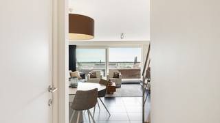 Dit zonovergoten appartement, gelegen in een rustige zijstraat van het Stübbenpark, bevindt zich op steenworp afstand van het strand.<br /><br />Indeling: Benedenverdieping: Een gezellige woonkamer met toegang tot een zonnig terras. Vestiaire en gastentoilet. Een ruime, volledig uitgeruste open keuken met eethoek en een berging met aansluiting voor een wasmachine.<br />Op de verdieping: 3 ruime slaapkamers, waarvan 1 met toegang tot het ruime zuidgerichte terras, een badkamer met ligbad, douche en dubbele wastafel, en nog een aparte douchekamer.<br />Inclusief fietsenstalling in het gebouw.<br /><br />Mogelijkheid tot aankoop van een afgesloten garagebox op de begane grond.