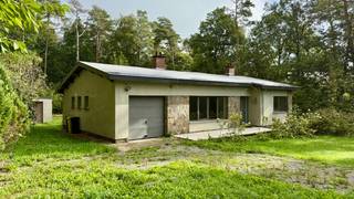<p><strong>--- NOUVEAU --- Bungalow quatre façades avec 2 chambres, garage et grand jardin dans un environnement verdoyant.</strong><br /><br /><strong>Charmant bungalow quatre façades avec 2 chambres sur une magnifique parcelle de 1.984 m².<br />Bungalow quatre façades (env. 135 m²), situé au calme sur une très grande parcelle dans le cadre verdoyant de Ferrières.</strong><br /><br />La maison est entièrement aménagée de plain-pied et comprend un spacieux séjour, une cuisine, 2 chambres de belles dimensions, une salle de bains, un garage ainsi qu’un espace de rangement supplémentaire. L’un des principaux atouts de cette propriété est sa vaste parcelle avec jardin entourant la maison. Vous y profiterez pleinement de l’intimité, du calme et de la verdure.<br /><br /><strong>Disposition;</strong><br />- Hall d’entrée<br />- Spacieux séjour<br />- Cuisine<br />- 2 chambres (14m²&15m²) <br />- Salle de bains<br />- Toilette<br />- Garage<br />- Espace de rangement<br />- Grenier<br /><br /><strong>Atouts supplémentaires;</strong><br />La maison est située Lige aux Sarts à Ferrières, dans un environnement particulièrement calme et verdoyant. Grâce à sa grande parcelle, sa construction quatre façades et son aménagement entièrement de plain-pied, cette propriété convient aussi bien comme résidence principale que comme seconde résidence.<br /><br />- Bungalow quatre façades<br />- Couverture de toiture rénovée avec 12 cm d’isolation PUR<br />- Installation électrique conforme<br />- Surface habitable d’env. 135 m²<br />- Très grande parcelle de 1.984 m²<br />- 2 chambres de belles dimensions<br />- Entièrement aménagé de plain-pied<br />- Garage et possibilités de stationnement sur la propriété<br />- Grand jardin autour de la maison<br />- Situation calme et verdoyante<br />- Convient comme résidence principale ou seconde résidence<br />- Divers travaux de rénovation réalisés au fil des années<br />- Chauffage central au gaz propane avec citerne<br />- Abri de jardin spacieux<br /><br /><strong>La situation constitue un véritable atout:</strong><br />A seulement 5 minutes, vous trouverez toutes les commodités nécessaires, notamment supermarchés, boulangerie, établissements horeca et autres commerces. L’autoroute est également rapidement accessible. Malgré cette excellente accessibilité, vous profitez ici d’un calme absolu et d’une belle intimité, au cœur d’un environnement verdoyant et dans une rue paisible à faible circulation. Cette propriété combine ainsi parfaitement accessibilité et cadre de vie rural agréable à Ferrières.<br /><br /><strong>PRIX DEMANDÉ : 299.000 €<br />Intéressé(e) par cette charmante propriété ?<br />📞 Contactez Michel Spruyt au 09/311.89.90<br />🌐 Ou demandez votre visite via www.vastgoedspruyt.be<br /><br />Les documents relatifs à la vente peuvent être consultés via: https://vastgoedspruyt.sharepoint.com/:f:/g/IgDqbVy8kJ-ZQYlCgZcD9A9AAfmp1O2rmW0ADRTcpIXoMl8?e=YgrU7R</strong><br /><br />Informations techniques : PEB : E – 373kWh/m²/an – consommation théorique totale d’énergie primaire : 50.538 kWh/an – n° unique PEB : 20260908044837. Affectation urbanistique : zone agricole au plan de secteur de Huy-Waremme. <br /><br /><strong>---<br /><br />--- NIEUW --- Vrijstaande bungalow-woning met 2 slaapkamers, garage en grote tuin in groene omgeving.</strong><br /><br /><strong>Charmante vrijstaande bungalow met 2 slaapkamers op prachtig perceel van 1.984m².<br />Vrijstaande en rustig gelegen bungalow (ca. 135m²) op een bijzonder ruim perceel in het groene Ferrières.</strong><br /><br />De woning is volledig gelijkvloers ingedeeld en beschikt over een ruime leefruimte, keuken, 2 volwaardige slaapkamers, badkamer, garage en bijkomende bergruimte. Een absolute troef is het ruime perceel met tuin rondom de woning. Hier geniet u van veel privacy, rust en groen.<br /><br /><strong>Indeling;</strong><br />- Inkomhal<br />- Ruime leefruimte<br />- Keuken<br />- 2 slaapkamers (14m²&15m²) <br />- Badkamer<br />- Toilet<br />- Garage<br />- Bergruimte<br />- Zolderruimte<br /><br /><strong>Bijkomende troeven;</strong><br />De woning is gelegen aan Lige aux Sarts in Ferrières, in een bijzonder rustige en groene omgeving. Dankzij het ruime perceel, de vrijstaande bebouwing en de volledig gelijkvloerse indeling is dit een interessante eigendom voor zowel permanente bewoning als tweede verblijf.<br /><br />- Vrijstaande bungalow<br />- Vernieuwde dakbedekking met 12cm PUR-isolatie<br />- Conforme elektriciteit<br />- Bewoonbare oppervlakte van ca. 135m²<br />- Zeer ruim perceel van 1.984m²<br />- 2 volwaardige slaapkamers<br />- Volledig gelijkvloerse indeling<br />- Garage en parkeermogelijkheden op eigen terrein<br />- Ruime tuin rondom de woning<br />- Rustige en groene ligging<br />- Geschikt als vaste woonplaats of tweede verblijf<br />- Diverse renovatiewerken uitgevoerd doorheen de jaren<br />- Centrale verwarming op propaangas met citerne.<br />- Ruim tuinhuis<br /><br /><strong>De ligging vormt een absolute troef:</strong><br />Op amper 5 minuten bevinden zich alle nodige voorzieningen, waaronder grootwarenhuizen, bakker, horeca en andere handelszaken. Ook de autosnelweg is vlot bereikbaar. Toch geniet u hier van alle rust en privacy, midden in een groene omgeving en gelegen in een rustige, autoluwe straat. Zo combineert deze woning een uitstekende bereikbaarheid met het aangename landelijke karakter van Ferrières.<br /><br /><strong>VRAAGPRIJS: €299.000,-<br />Interesse in deze charmante woning?<br />📞 Contacteer Michel Spruyt via 09/311.89.90<br />🌐 Of vraag uw bezoek aan via www.vastgoedspruyt.be<br /><br />De verkoopdocumenten zijn ter inzage via: https://vastgoedspruyt.sharepoint.com/:f:/g/IgDqbVy8kJ-ZQYlCgZcD9A9AAfmp1O2rmW0ADRTcpIXoMl8?e=YgrU7R</strong><br /><br />Technische informatie: PEB: E – 373kWh/m²/jaar – theoretisch totaal energieverbruik 50538 kWh/jaar – uniek PEB-nr. 20260908044837. Stedenbouwkundige bestemming: landbouwgebied (zone agricole au plan de secteur de Huy-Waremme). </p>