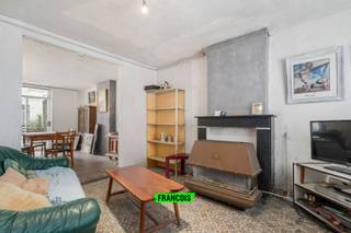 In het levendige hart van Blankenberge vinden we dit ruime appartement terug, gelegen op niveau –1 (sous-sol). De woonst biedt een mooie basis voor wie zijn eigen woonstijl wil creëren en een plek zoekt die volledig naar eigen voorkeur kan worden opgefrist.<br /><br />Het appartement beschikt over een ruime indeling met 2 volwaardige slaapkamers, wat het comfort aanzienlijk verhoogt. De aanwezige stadskoer vormt een bijzonder aangename meerwaarde: een rustig hoekje midden in het centrum, Ideaal om even te genieten van buitenruimte in alle privacy.<br /><br />