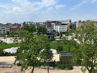 Met prachtig zicht op Zuidpark, bevindt dit penthouse zich met ruime leefruimte. Aparte keuken met terras. Verder nog 2 ruime slaapkamers en nieuwe badkamer. Prachtig uitzicht, overvloed van lichtinval, parketvloer en stalen ramen geven het pand cachet! Er is stedenbouwkundige vergunning voor handen om een dakterras te maken.