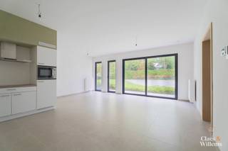 Dit aangename éénslaapkamerappartement combineert comfort met rust en licht. De leefruimte met open keuken wordt gekenmerkt door grote ramen die zorgen voor overvloedig daglicht en een mooi uitzicht op het omliggende groen – een zeldzaam pluspunt in een stedelijke context.
De slaapkamer van 12,35 m² biedt voldoende ruimte. De moderne badkamer is uitgerust met een douche en werd praktisch ingericht. Daarnaast beschikt het appartement over een grote berging – ideaal voor het opbergen van extra spullen of als wasruimte.
Dankzij de doordachte indeling, het open karakter en het groene uitzicht is dit een ideale woonplek voor wie houdt van licht, rust en comfort in een energiezuinige omgeving.