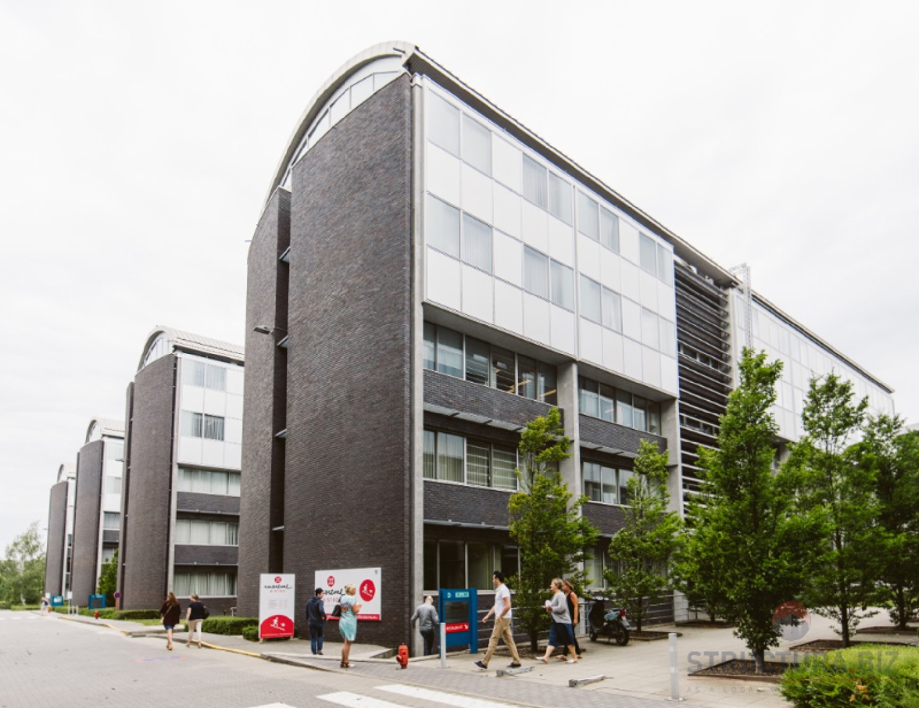 Prestigieus kantoorgebouw in een groene omgeving - foto 2