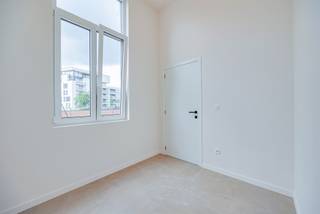 <p><span>Op een uitzonderlijke locatie langs de Dijle, op wandelafstand van het bruisende centrum van Mechelen, bevindt zich deze prachtig gerenoveerde stadswoning. In 2026 onderging de woning een totaalrenovatie waarbij uitsluitend werd gekozen voor kwalitatieve, duurzame materialen en hedendaags wooncomfort. Dankzij de doorgedreven energetische renovatie beschikt de woning over een uitstekende EPC A-label.</span></p><p><span>Bij het betreden van de woning valt meteen de hoogwaardige afwerking en het gevoel van ruimte op. Het gelijkvloers werd volledig ingericht als een royale leefruimte met een indrukwekkende open keuken als centraal middelpunt. De stijlvolle maatwerkkeuken met kookeiland, ingebouwde toestellen en verfijnde materialen vormt zonder twijfel het hart van de woning en sluit perfect aan bij de moderne architectuur.</span></p><p><span>De grote raampartijen en strategisch geplaatste lichtinval zorgen voor een aangename, lichtrijke sfeer doorheen de volledige leefruimte. Vanuit de woonkamer heeft u rechtstreeks toegang tot het ruime terras en de fraai aangelegde tuin, waar rust en privacy centraal staan. Deze buitenruimte vormt een zeldzame troef voor een woning op dergelijke centrale locatie en biedt alle mogelijkheden om volop van het buitenleven te genieten.</span></p><p><span>Op de verdiepingen bevinden zich drie volwaardige slaapkamers. De ruime badkamer straalt luxe en comfort uit en is uitgerust met een ligbad, een ruime inloopdouche, een dubbel wastafelmeubel en een toilet.</span></p><h3><span>Troeven:</span></h3><p><span>- Voorzien van zonnepanelen.<br />- Ruime en lichtrijke leefruimte.<br />- Groot terras en diepe privatieve tuin.<br />- Gelegen op een toplocatie langs de Dijle.<br />- Bergplaats vooraan (fietsen).</span></p><p><span>Deze woning combineert een uitzonderlijke ligging met hedendaagse architectuur, energiezuinigheid en een hoogwaardige afwerking. Een ideale thuis voor wie op zoek is naar ruimte, comfort en kwaliteit in het hart van Mechelen.</span></p><p><span>Ben jij geïnteresseerd in deze woning te koop in Mechelen, ben je op zoek naar ander vastgoed, een investering of wens je de waarde van jouw eigendom te kennen? Dan ben je bij BOLT immo aan het juiste adres! Wij helpen jou graag verder.</span><span> </span></p><p><span> </span></p>