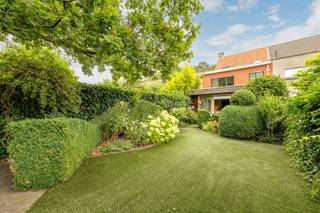 <p>Uitzonderlijke ruime woning aan natuurdomein 'T Rood.<br />Gegeerde ligging in autoluwe straat, vlot bereikbaar via invalswegen en autostrade en vlakbij winkels, scholen en openbaar vervoer.<br />Indeling: inkomhal met gastentoilet, ruime leefkamer veel lichtinval, volledig uitgeruste open keuken met alle toestellen, via schuifdeur naar zalige tuin, inpandige garage en berging; V1: 2de leefkamer (eventueel op te delen in meerdere extra slaapkamers), hoofdslaapkamer met vernieuwde badkamer met instapdouche en toilet, oudere 2de douchekamer, 3de toilet; V2: 2 extra slaapkamers onder het dak + zolderberging.<br />IDEAAL ALS TWEEWOONST OF VOOR GROOT GEZIN! <br />Extra's: goedgekeurde elektrische installatie, gunstig EPC door: condensatieketel, extra geïsoleerde daken, dubbele beglazing, vloerisolatie...</p><p>Info/bezoek: 03/283 83 00 - noord@sinjoor.be</p>